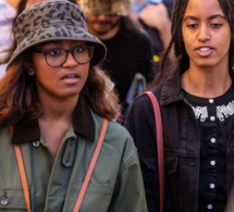 Les photos des vacances des Obama à Avignon ! LES FILLES DE BARACK OBAMA EN BALADE SUR LE MARCHÉ