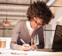 Travailler plus de dix heures par jour de façon prolongée augmente le risque d'Avc