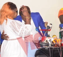 Vidéo émouvant: Les Chaudes larmes de Mandiaye Seck dans les bras de sa mère face à la presse pour la sortie de son album;