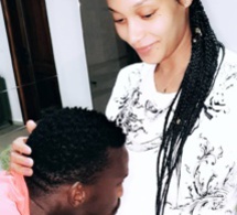 Ibou Touré embrasse le ventre de son épouse Adja Diallo, enceinte de leur deuxième enfant
