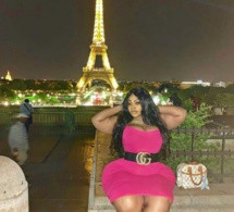 En visite à Paris, La Bombe Eudoxie Yao ilumine la Tour Eiffel et choque les passants