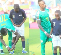 Le geste de classe de Sadio Mané qui refait le lacet d’un enfant