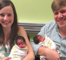Une maman donne naissance à 3 bébés noirs, puis le papa regarde de plus près et éclate en sanglots