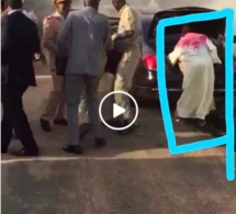 Limousine en feu : qui est l’homme en caftan blanc près de la voiture présidentielle ?