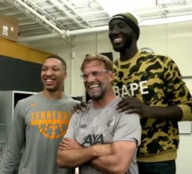 Le basketteur Sénégalais Tacko Fall en toute complicité avec Van Djik et J. Klopp