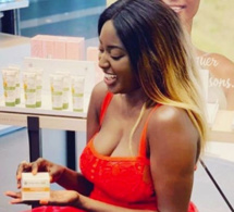 Dans sa robe rouge la charmante Mami “Adja” affiche un sourire ravageur !