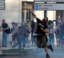 Manifestations de protestation au sommet du G7... Jets de grenades...