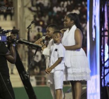 LES ENFANTS DE DJ ARAFAT LUI RENDE HOMMAGE AU STADE (Papa – Tu es parti trop tôt mais)