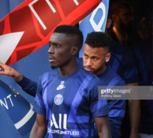 Neymar insulté, des chants à la gloire de Cavani : Le comité d’accueil des supporters parisiens au coup d’envoi de PSG-Strasbourg