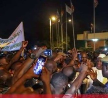 05 PHOTOS. Sommet extraordinaire de le CEDEAO : Bain de foule à l’arrivée du Président Macky Sall au Burkina