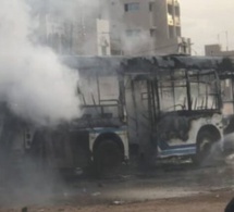 Diamalaye : Un bus Tata en feu sème la panique (photos)