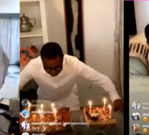 Youssou Ndour souffle les bougies de son gâteau d’anniversaire devant sa mère et son épouse