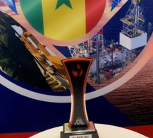 Mouhamadou Makhtar Cissé recevant le prix de son patron Macky Sall « Homme de l'année du secteur pétrolier »