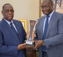 Palais de la République : Makhtar Cissé remet au président Macky Sall son prix de « Homme africain du pétrole »