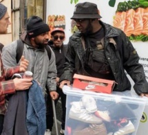 Moosa Nsubuga : Le musulman qui offre 170 chaussures de sport aux sans-abris chaque mois