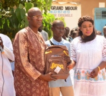 OEUVRES SOCIALES: La présidente de l'Association Feu Mamadou Diop Miroir Citoyenneté, Diatou lors de la distribution des 10 000 Kits scolaires aux établissements de Mbour