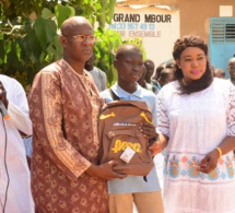 OEUVRES SOCIALES: La présidente de l'Association Feu Mamadou Diop Miroir Citoyenneté, Diatou lors de la distribution des 10 000 Kits scolaires aux établissements de Mbour