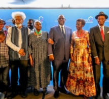 Une très belle photo de famille avec Président Macky Sall, Wole Soyinka, Mme Christiane Yande Diop, Djibril Tamsir Niane et la Sg de L’OIF