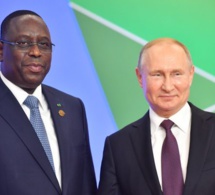 MACKY SALL SIGNE LE LIVRE D’OR DE « PRÉSENCE AFRICAINE »