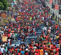 Guinée: Marée rouge à Conakry pour protester contre le président Condé