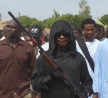 Gamou 2019 à Darou Mouhty : Fusil à la main le général de Bamba fait le tour de la mosquée