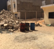 Parcelles Assainies, Unité 13: Des débris d"une maison en construction empestent l’air frais