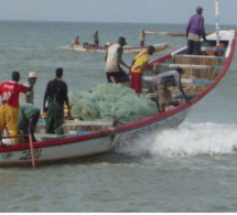 6 pêcheurs de Thiaroye disparus en mer : l’Etat met à disposition 2 bateaux et un hélicoptère, 2 millions de francs FCFA, remis aux familles