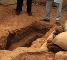 Kédougou : Un arsenal mystique découvert sur une tombe profanée, il s’agit de la tombe d’un notable de la…