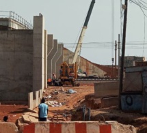 Chantiers du TER à Fass Mbao : un gros caillou tombe du pont en construction sur la tête d’une femme