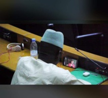 INSOLITE: Un député regarde Pod et Marichou pendant les plénières