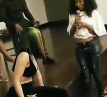 Une célébrité ghanéenne defie Cardi B dans un twerk, sa pérruque tombe