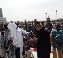 Maitre Gims prie avec ses lunettes à Massalikul Jinan