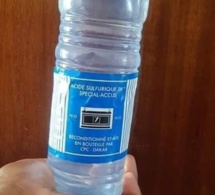 La bouteille d’acide identique aux bouteilles d’eaux minérales