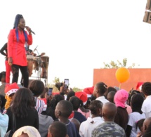 PLACE DU SOUVENIR: La Diva Coumba Gawlo fête Noël avec les enfants