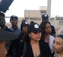Aïda Coulibaly, l’épouse de You et V2S de la journaliste Yakham Thiam de RTS au chevet des orphelins