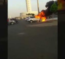 Un 4×4 prend feu devant l’aéroport Blaise Diagne