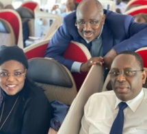 Le couple présidentiel pose avec Farba Ngom à bord de Air Sénégal