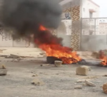 URGENT : Des jeunes manifestent devant la maison de Macky Sall …Ça Chauffe !