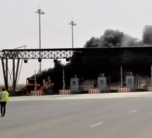 Autoroute à péage : un camion et le poste de péage calcinés