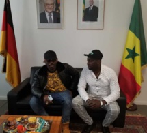 L’ambassadeur du Sénégal en Allemagne reçoit l'artiste Pape Ndiaye Thiopete et le Promoteur Gambien Modou Low