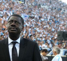 Les supporters Marseillais déploient des banderoles dans les rues en hommage à Pape Diouf