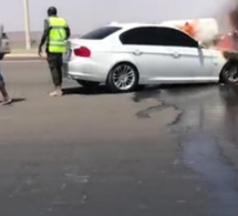 Autoroute à péage: une voiture de marque bmw prend feu à la gare de péage de …