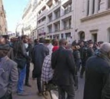 Vidéo :Rassemblement des Sénégalais devant le consulat de Paris pour l’aide destinée à la diaspora