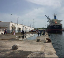 Urgent / Môle1 du Port de Dakar: Un camion gros porteur tombe dans l’eau, l’apprenti s’en sort et le chauffeur introuvabl