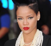 Rihanna adopte la coupe banane ultra-noire, lors de la première UK de "Inglourious Basterds",...