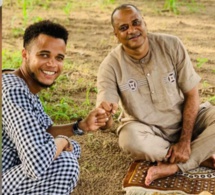 Willy tout souriant, son père mi-sourire et pensif : La première image de Luc Nicolaï à côté de son fils