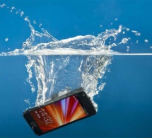 Technologie : voici comment sauver votre smartphone s’il tombe dans l’eau