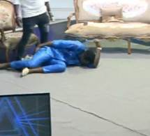 Insolite : Omaro tombe en direct sur le plateau de Entre-Temps.