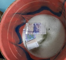 Saisie de faux billets : trois faussaires tombent avec près de 153 millions, du matériel et des produits de lavage