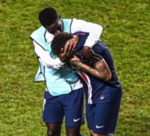 Neymar consolé par Gana après la défaite face au Bayern